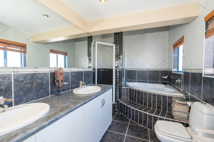4 Bedroom Property for Sale in Paradise Beach Western Cape